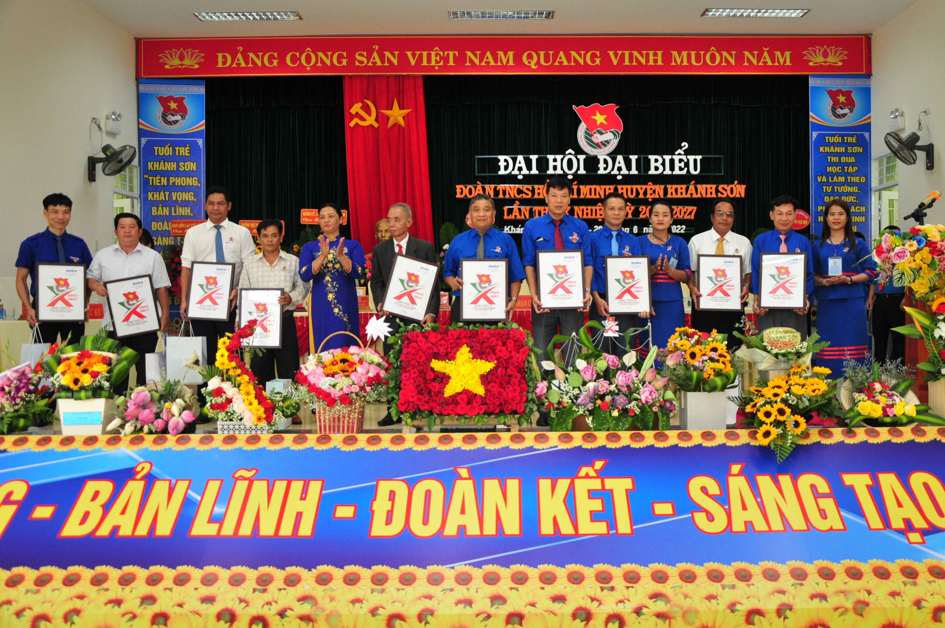 Đại hội tặng quà tri ân các nguyên cán bộ Đoàn huyện Khánh Sơn qua các thời kỳ