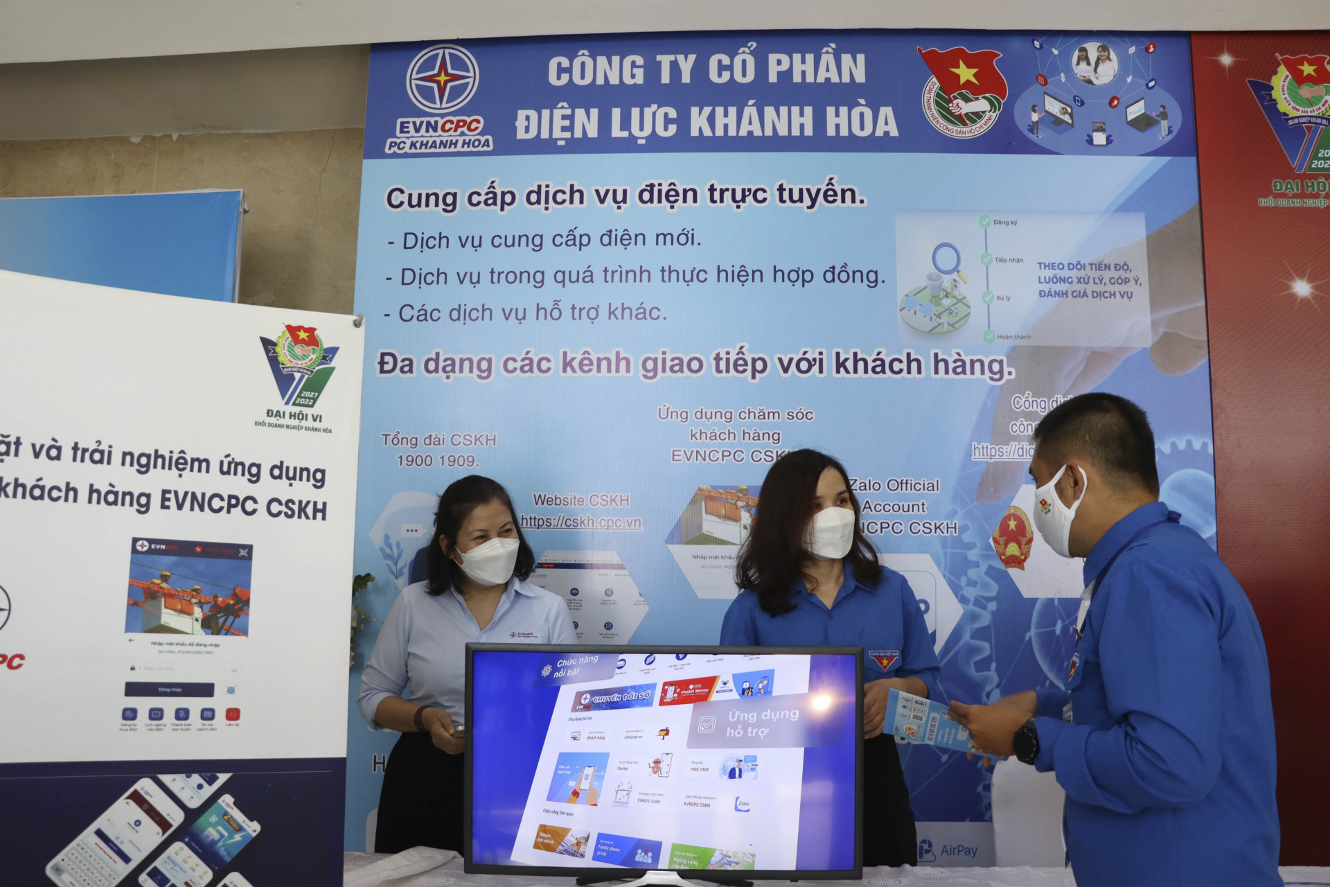 Đoàn viên PC Khánh Hòa quảng bá các dịch vụ điện trực tuyến