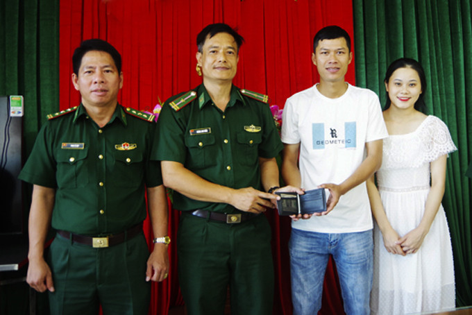 Thiếu tá Hoàng Anh Tuấn trao lại tài sản cho người đánh mất.