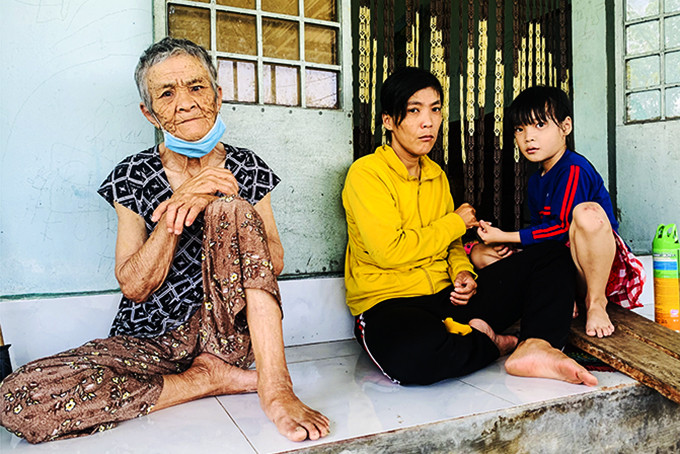 Nguyen Gia Khanh and her grandmother and mother
