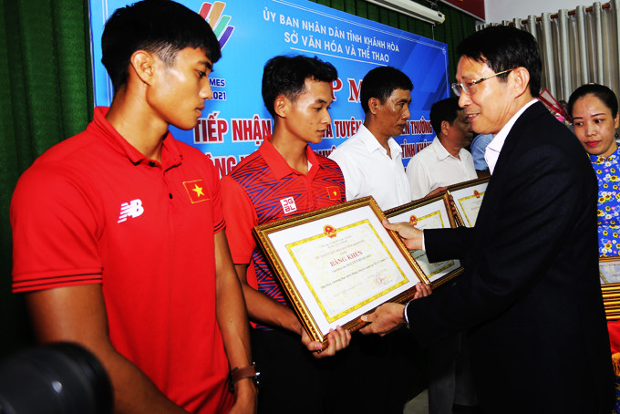 Dinh Van Thieu offering certificates of merit to excellent coaches and athletes