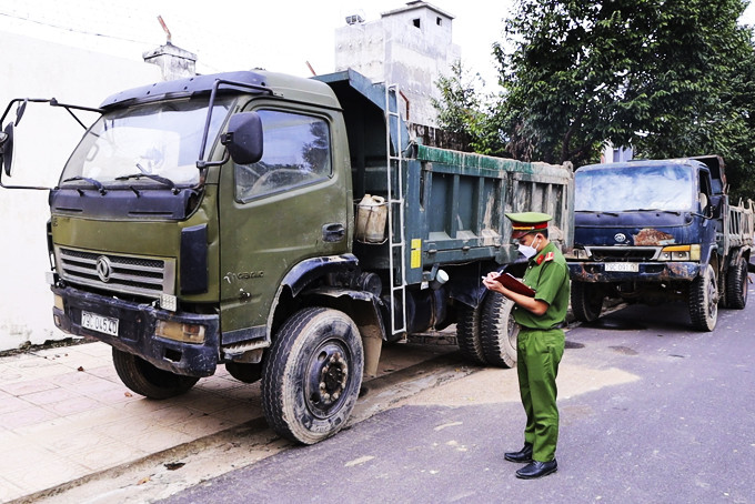 Các phương tiện vi phạm khai thác khoáng sản bị Công an huyện Khánh Vĩnh tạm giữ.