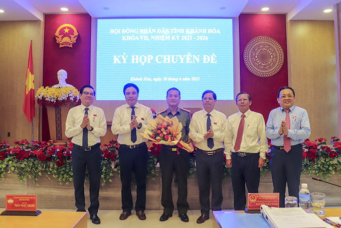 Lãnh đạo tỉnh tặng hoa chúc mừng ông Nguyễn Thế Hùng.
