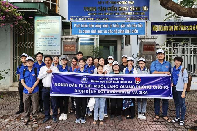Chi đoàn Trung tâm Kiểm soát bệnh tật tỉnh tham gia phong trào thanh niên tình nguyện “Phòng, chống dịch bệnh, bảo vệ vệ sinh môi trường” tại Ninh Hòa. 