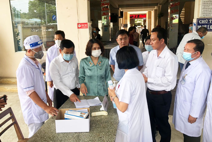 Đoàn công tác Bộ Y tế kiểm tra công tác chống dịch tại Bệnh viện Đa khoa khu vực Ninh Hòa.