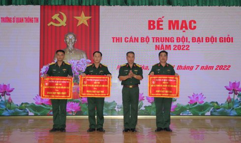 Đại tá Dương Khánh Toàn trao thưởng cho các tập thể đạt kết quả cao trong hội thi.