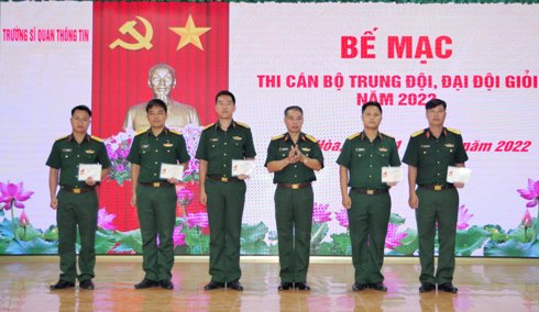 Đại tá Dương Khánh Toàn trao thưởng cho các cá nhân đạt kết quả cao trong hội thi.
