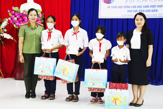 Tặng quà cho trẻ em dân tộc thiểu số, trẻ em  có hoàn cảnh đặc biệt khó khăn ở TP. Cam Ranh.