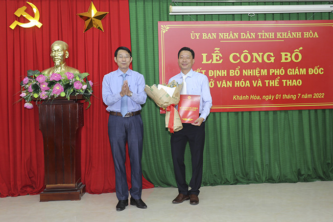 Ông Đinh Văn Thiệu trao quyết định của UBND tỉnh bổ nhiệm ông Đặng Quốc Văn.