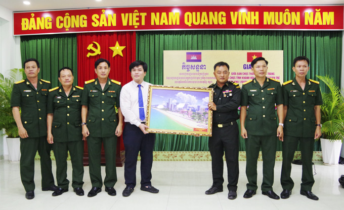 ãnh đạo UBND TP. Nha Trang tặng quà lưu niệm cho đoàn công tác.