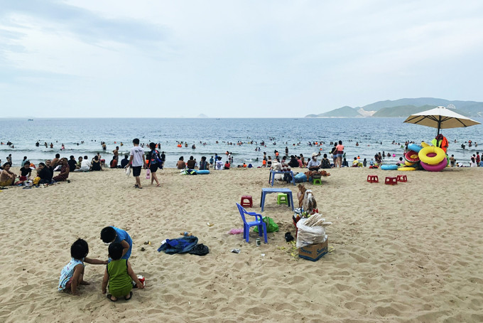 Nhiều điểm bán hàng rong xuất hiện trên bãi biển TP. Nha Trang.