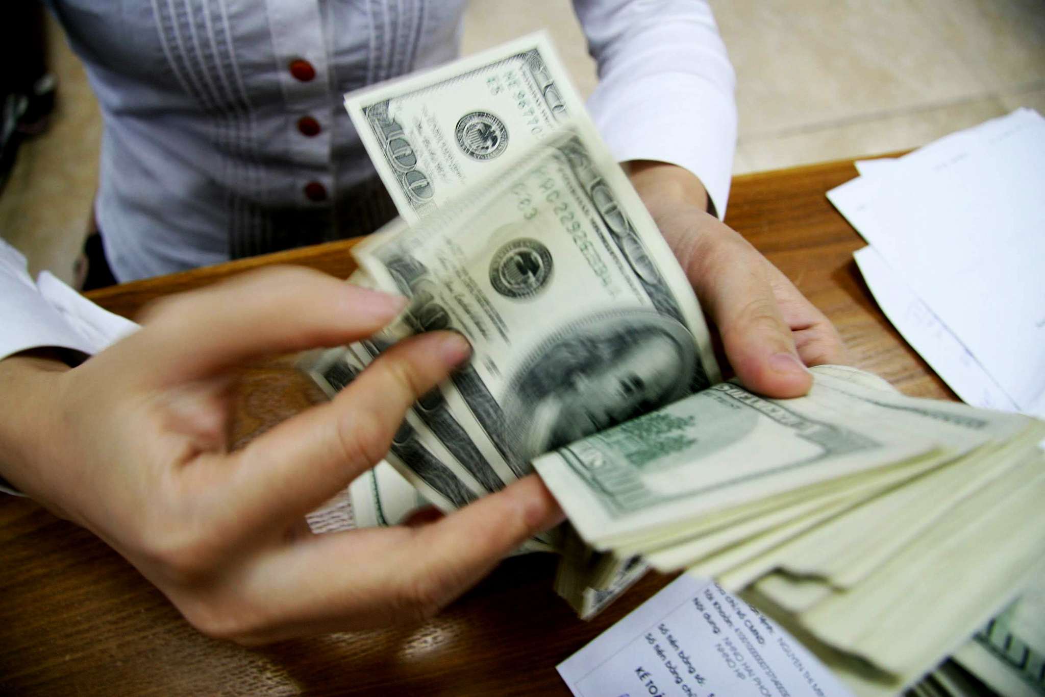 Giá USD hôm nay 4.7.2022: Bám sát ngưỡng 24.000 đồng