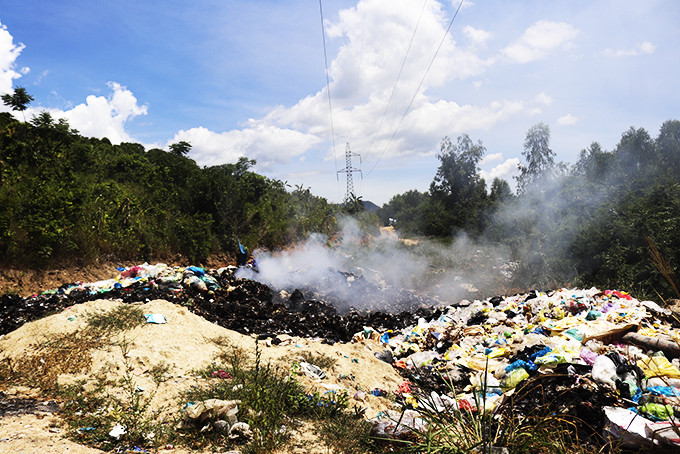 Bãi rác thải trên thửa đất của ông Hồ Văn Lòng (xã Suối Tân).