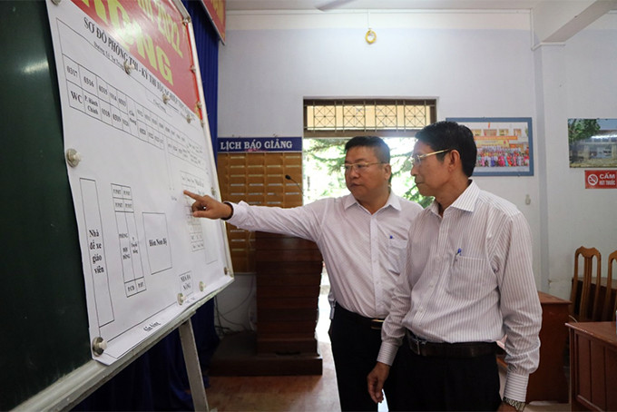 Ông Đinh Văn Thiệu và lãnh đạo Sở Giáo dục và Đào tạo kiểm tra công tác chuẩn bị thi tốt nghiệp THPT tại Trường THPT Lý Tự Trọng.