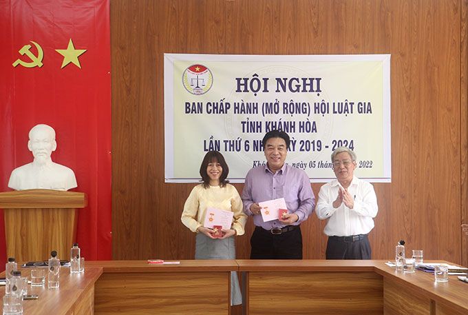 Ông Lê Xuân Thân trao kỷ niệm chương cho các luật gia.
