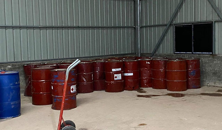 Các thùng hóa chất được cất giữ trong nhà kho. Ảnh: khmertimeskh.com