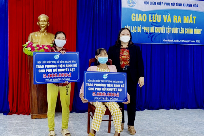 Câu lạc bộ “Phụ nữ khuyết tật vươn lên chính mình” phường Cam Phú trao phương tiện sinh kế cho phụ nữ khuyết tật.