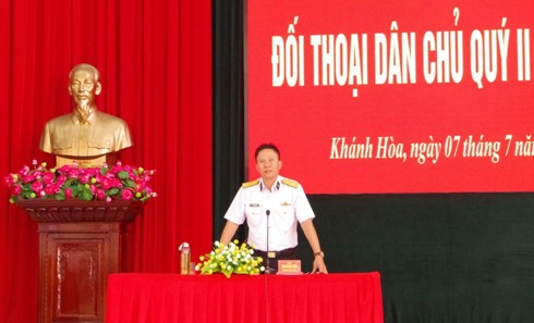 Đại tá Trần Mạnh Chiến giải đáp các ý kiến tại buổi đối thoại.