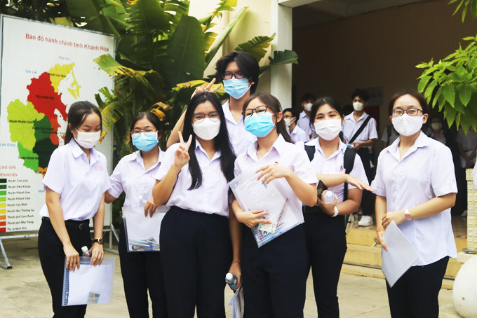 Các thi sinh tại điểm thi trường THPT Lý Tự Trọng (Nha Trang) trước giờ thi môn Ngữ Văn.