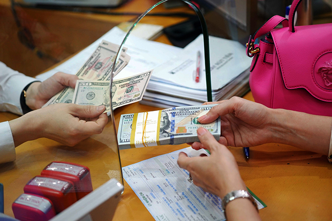 Giá USD hôm nay 8.7.2022: Ngân hàng thương mại cao hơn Ngân hàng Nhà nước 100 đồng/USD