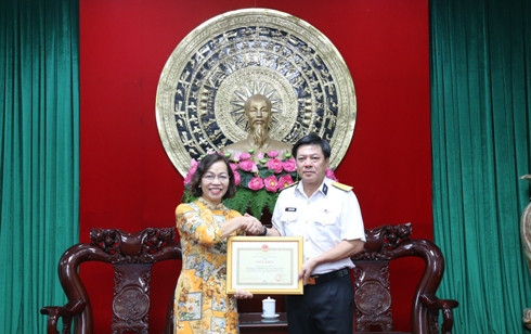 Đại tá Phạm Minh Tuấn trao tặng giấy khen cho bà Hà Thị Thu Thanh.