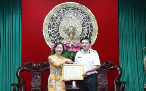 Đoàn công tác Công ty Tư vấn và Kiểm toán Deloitte Việt Nam thăm và làm việc tại Vùng 4 Hải quân