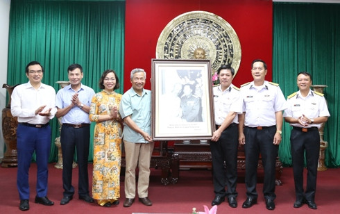 Đoàn công tác tặng quà lưu niệm cho Bộ Tư lệnh Vùng 4 Hải quân.