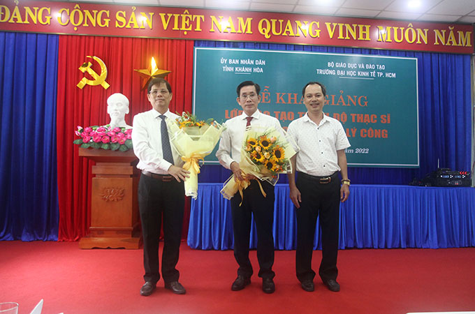 Học viên đại diện lớp học tặng hoa ông Nguyễn Tấn Tuân và GS.TS Sử Đình Thành để cảm ơn lãnh đạo UBND tỉnh và lãnh đạo nhà trường.
