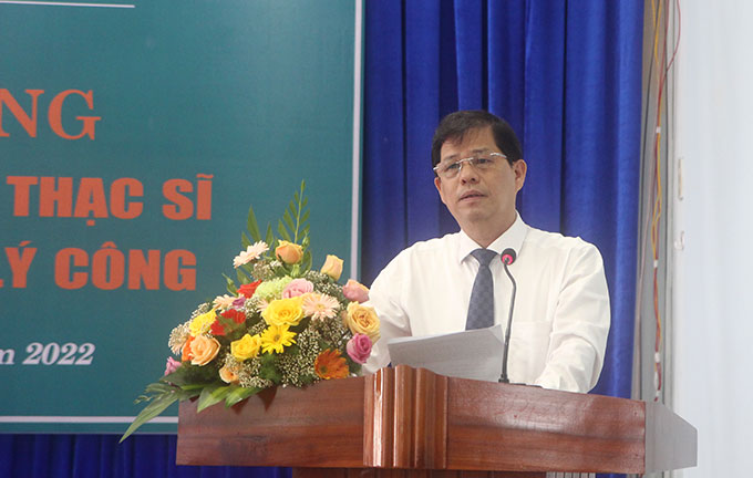 Ông Nguyễn Tấn Tuân phát biểu tại lễ khai giảng.
