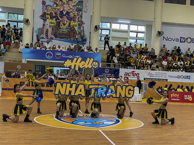 Đội bóng Nha Trang Dolphins với solgan  "Hello Nha Trang " chào đón khán giả nhà.