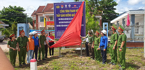 Các đơn vị tổ chức bàn giao công trình thanh niên  "Thắp sáng đường quê năm 2022 " tại xã Giang Ly