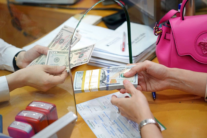 Giá USD hôm nay 10.7.2022: Tăng vọt lên ngang bằng euro