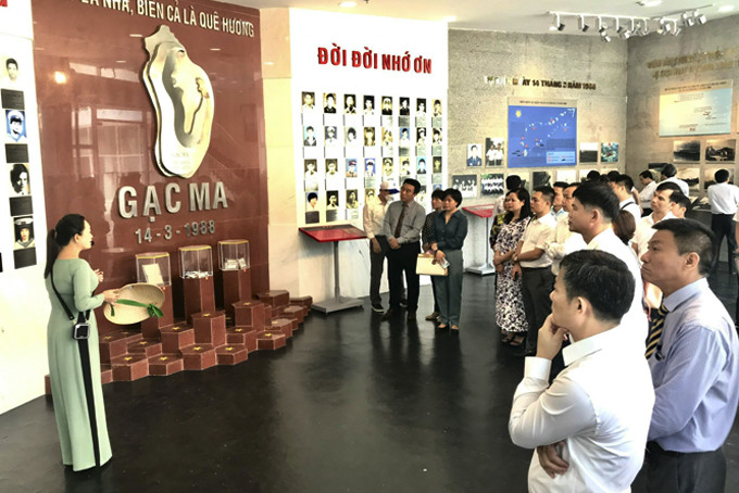 Đoàn công tác huyện Hoài Đức cùng lãnh đạo một số ban, ngành,  Hội Nhà báo tỉnh Khánh Hòa tham quan bảo tàng ngầm  và nghe thuyết minh kể về sự kiện Gạc Ma năm 1988.