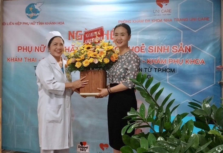 Đại diện Phòng khám đa khoa Nha Trang Uni Care tặng hoa lưu niệm cho Hội LHPN tỉnh Khánh Hòa.