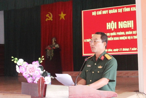 Đại tá Bùi Đại Thắng - Chỉ huy trưởng Bộ CHQS tỉnh phát biểu quán triệt nhiệm vụ 6 tháng cuối năm.