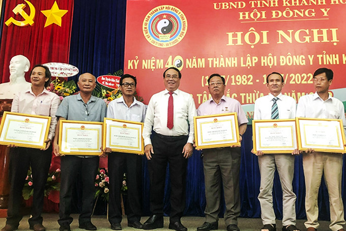Các cá nhân, tập thể nhận bằng khen của Hội Đông y Việt Nam.