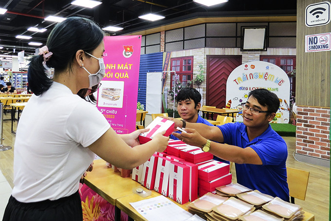 Người dân đổi rác lấy quà tại Siêu thị Lotte Mart Nha Trang.