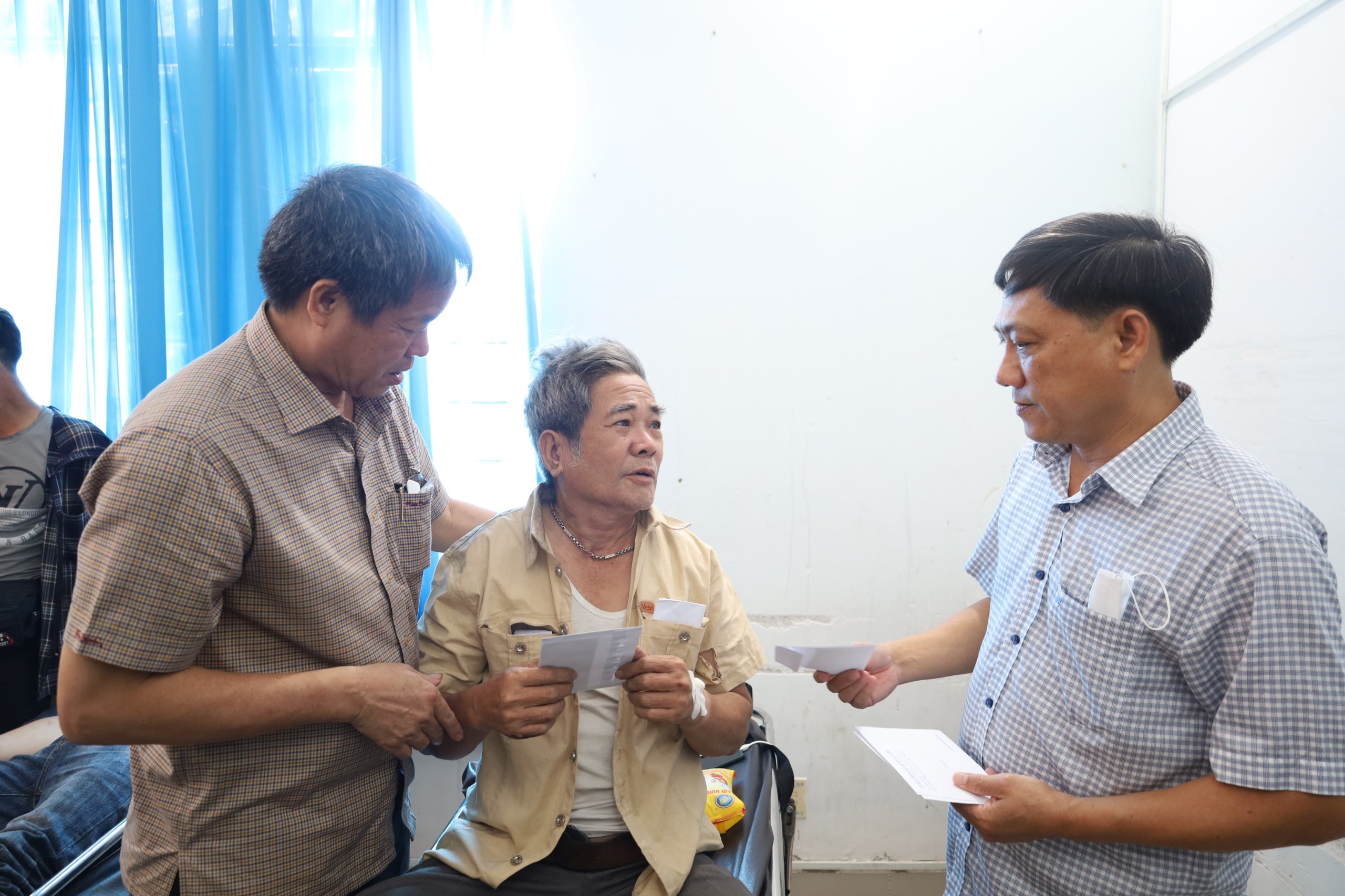 Thăm, động viên nạn nhân trong vụ tai nạn giao thông đặc biệt nghiêm trọng ở Vạn Ninh