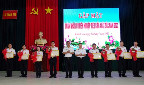Chỉ huy Lữ đoàn trao thưởng cho các quân nhân chuyên nghiệp có thành tích xuất sắc.