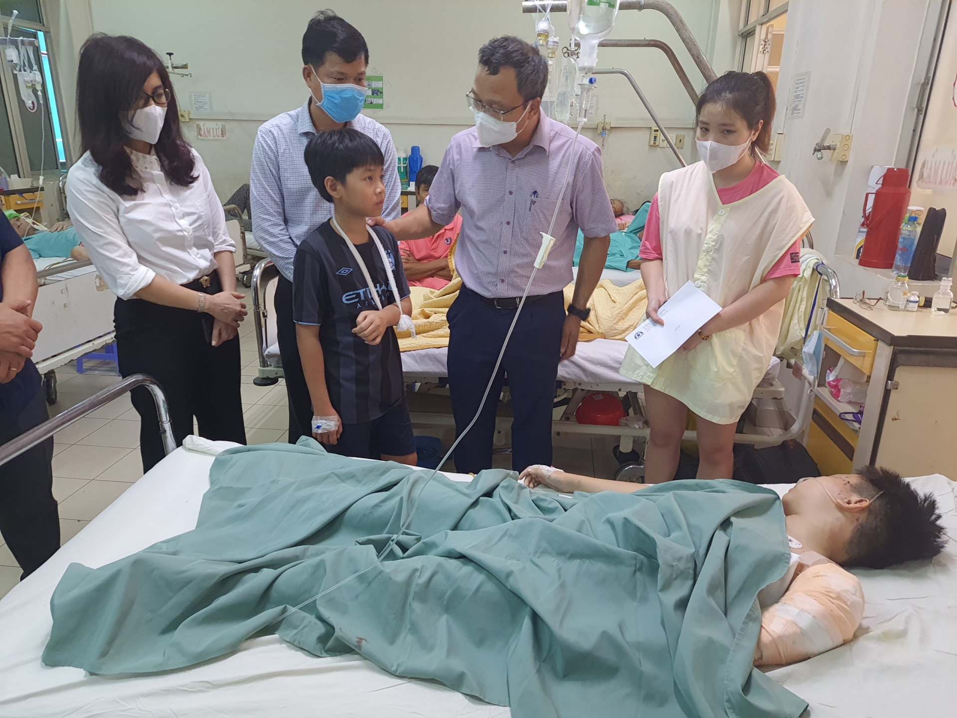Đoàn công tác do ông Khuất Việt Hùng dẫn đầu đã đi thăm, động viên các nạn nhân trong vụ tai nạn giao thông.