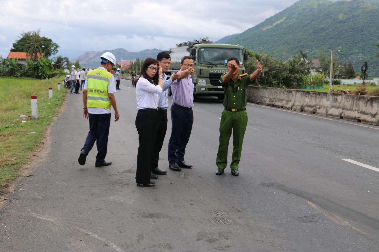 Đoàn công tác kiểm tra hiện trường vụ tai nạn giao thông.