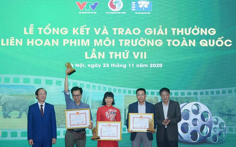 Trao giải cho các tác phẩm đạt giải A, liên hoan phim môi trường toàn quốc lần thứ 7 năm 2020. (Ảnh: Trung tâm Truyền thông tài nguyên và môi trường)