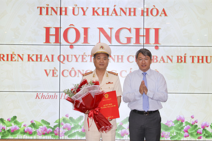 Ông Nguyễn Hải Ninh trao quyết định của Ban Bí thư cho Đại tá Nguyễn Thế Hùng