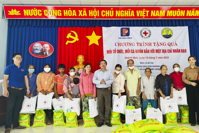 Đại diện các đơn vị trao quà cho người dân.