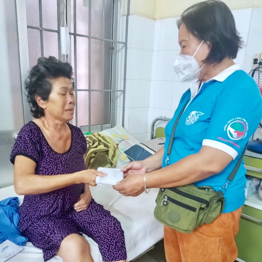 Trao 30 triệu đồng cho phụ nữ mắc bệnh hiểm nghèo