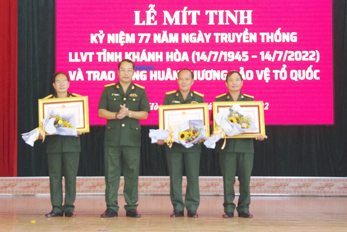 Đại tá Bùi Đại Thắng - Chỉ huy trưởng Bộ Chỉ huy Quân sự tỉnh trao Huân chương Bảo vệ Tổ quốc hạng Nhì cho các cá nhân.