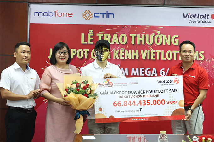  Trao thưởng cho khách hàng may mắn trúng giải Jackpot hơn 66,8 tỷ đồng.