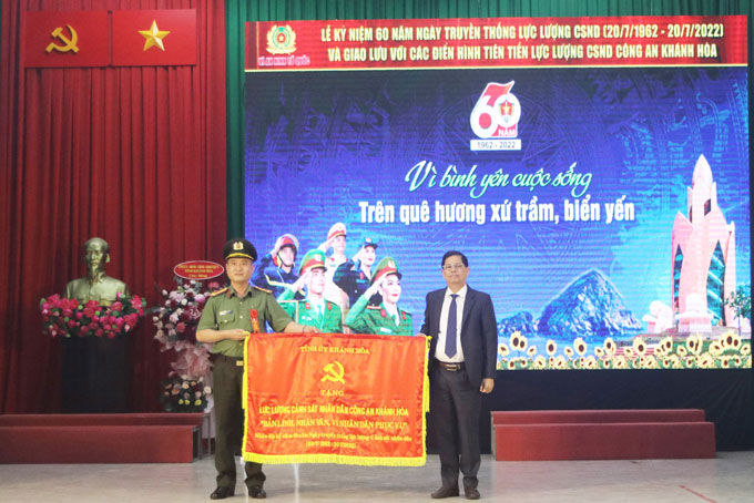Ông Nguyễn Tấn Tuân trao tặng bức trướng của Tỉnh ủy cho Công an Khánh Hòa.