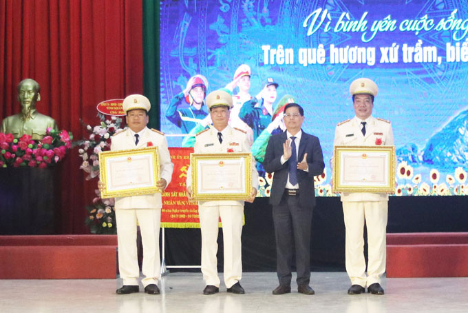 Thừa ủy quyền của Chủ tịch nước, ông Nguyễn Tấn Tuân trao Huân chương Bảo vệ Tổ quốc hạng Nhì, hạng Ba cho các cá nhân nguyên lãnh đạo Công an tỉnh Khánh Hòa.