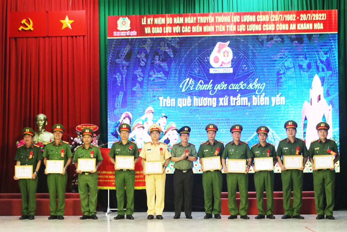 Đại tá Đinh Hồng Nghiệp - Phó Giám đốc Công an tỉnh Khánh Hòa trao giấy khen cho các tập thể có thành tích xuất sắc.